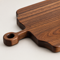 Planche à découper et à servir en bois massif naturel de forme irrégulière, avec poignée et trou de suspension, logo personnalisé, fabricant OEM, vente en gros