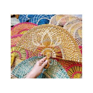 Abanico de decoración, variedad de colores hechos a mano, artículos de algas marinas, abanico tejido de algas marinas vietnamitas tradicionales, artesanías ecológicas versátiles para el hogar - Product Image 1