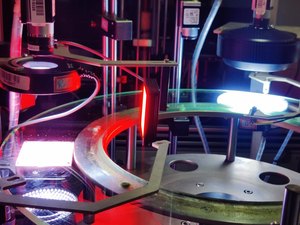 Machine d'inspection optique automatisée de disque en verre spécialement conçue pour le tri des écrous borgnes et le contrôle de la qualité - Product Image 2