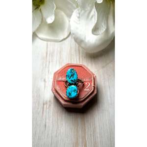 Anillo de Plata de Ley con Turquesa Navajo Kingman, Elegante Engaste de Bisel Chapado en Oro Rosa, Marca Privada Licenciada 'IS' - Product Image 3