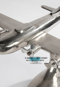 โมเดล B17สำหรับตกแต่งบ้านทำจากอลูมิเนียมสีเงินพร้อมขาตั้งที่เข้าคู่กัน - Product Image 2