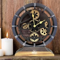 Horloge de table en métal antique avec base en bois transforme n'importe quelle table d'appoint en un point focal élégant grâce à sa présence audacieuse et raffinée