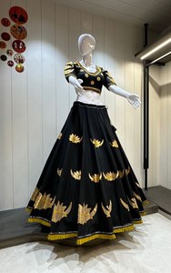 Nouvelle collection exclusive de tenues traditionnelles pour le Navratri, comprenant un lehenga choli imprimé, coupe ajustée, longueur au sol, en pur coton Khadi. - Product Image 5