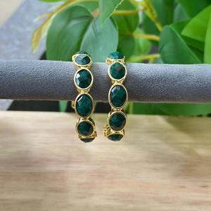 Pendientes de aro tipo huggie con múltiples piedras de esmeralda teñida de alta calidad, chapados en oro de 18k, de latón macizo, joyería de moda, accesorios para mujer. - Product Image 4
