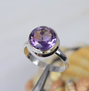 แหวนพลอยสีเงินสเตอริง925ที่สง่างามเพชรพลอยสีม่วงสีม่วงธรรมชาติพลอยอเมทิสต์ขนนกสำหรับงานเลี้ยงวันเกิดครบรอบ - Product Image 1