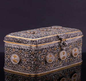 Joyero redondo de metal dorado en relieve, textura geométrica intrincada. Soporte de baratija decorativo, disponible a precios al por mayor. - Product Image 4