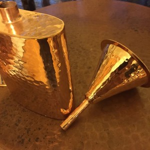 Entonnoir en cuivre pour un transfert de liquide facile et sans déversement, design artisanal, idéal pour la cuisine, le bar et l'usage domestique - Product Image 4