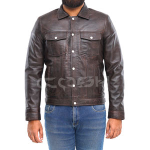 Chaqueta de cuero marrón para hombre con cuello vuelto, estilo camionero, con detalles de herrajes plateados en contraste y solapa abotonada distintiva. - Product Image 5