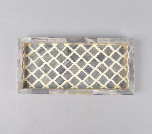 Plateau de service rectangulaire décoratif de luxe fait main en os incrusté gris et blanc avec motif treillis à quatre feuilles élégant - Product Image 3
