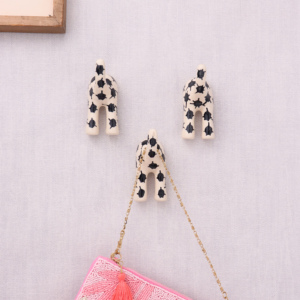 Cintres en forme de queue de chien en céramique noir blanc faits à la main support utilitaire robuste réutilisable pour chapeau sacs vêtements CWH-29-3 en gros - Product Image 4