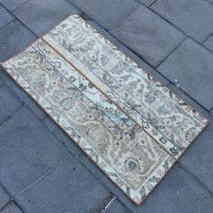 Alfombra Turca Pequeña de 1.7x3.2 pies, Alfombra Vintage, Alfombra Beige con Puntos - Product Image 4