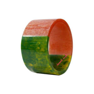 Bracelet en résine design en marbre rouge fait à la main Tendance de bijoux audacieux et exclusifs 2024 pour les femmes élégantes et les looks modernes - Product Image 6