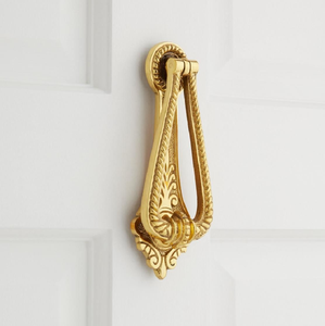 Un distinguido aldaba de latón con cabeza de caballo, una declaración hermosa y poderosa para su puerta, disponible a precios al por mayor. - Product Image 3