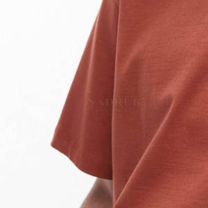 Camiseta bordada con logotipo personalizado para hombre hecha de tela de algodón suave, camiseta bordada de verano para hombre con peso ligero - Product Image 6