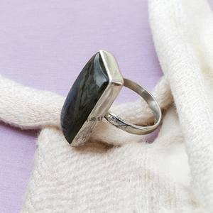 แหวนพลอยเงินสเตอร์ลิงทำด้วยมือทำด้วยมือ925เครื่องประดับชั้นดีสไตล์ลาบราดอไรต์ธรรมชาติพร้อมเทคโนโลยีการตั้งค่าฝา - Product Image 4