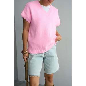 Suéter Rosa Caramelo con Cuello en V - Product Image 1
