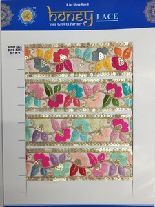 Élégante dentelle brodée florale noire avec des détails complexes, parfaite pour créer des robes de mariée sophistiquées, vêtements de soirée - Product Image 5