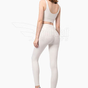 Ensemble de yoga pour femmes avec logo personnalisé Vêtements respirants à séchage rapide avec motif solide Nouveau design en vente - Product Image 2