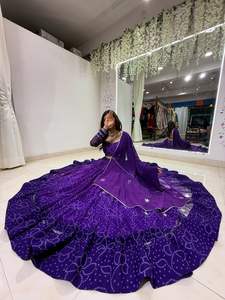 Lehenga Choli de style designer de luxe imprimé avec des travaux de miroir lourds, idéal pour les mariages, les fiançailles, les festivals, les tenues de soirée pour femmes - Product Image 3