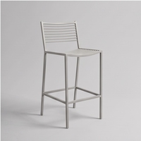 Tabouret de bar moderne en métal, assise rectangulaire en mousse moulée, pieds coniques, revêtement poudré, accoudoir fixe, non pliable, minimaliste pour l'extérieur