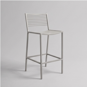 Tabouret de bar moderne en métal avec assise rectangulaire et pieds coniques, design minimaliste pour l'extérieur, mobilier commercial durable - Product Image 4