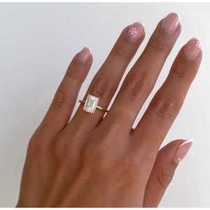 Anillo de Compromiso con Diamante Solitario Oculto en un Halo, Corte Esmeralda, Oro Amarillo con Diseño Único - Product Image 1