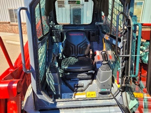 Chargeuse compacte TAKEUCHI TL6R 2023 avec moteur Kohler, pompe Parker et haute efficacité - Product Image 3