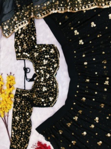 Robe de soirée traditionnelle pour femmes de designer Belle broderie travail Lehenga avec protection solaire Impression dessinée à la main Choli - Product Image 4