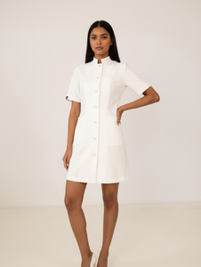 Elegante Bata Médica Blanca con Cinturón de Doble Hebilla para Doctora India Profesional - Product Image 5