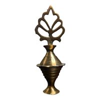 Surmedani traditionnel en laiton, créé pour les rituels de beauté indiens, avec une texture lisse et un travail artisanal détaillé