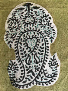 Tissu en coton imprimé à la main, base vert olive avec motif paisley blanc et noir (Kairi) - Product Image 2