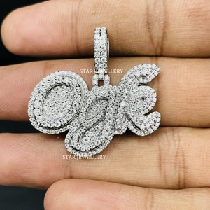 จี้เพชรทรงเหลี่ยมธรรมชาติประดับทองคำ 10K ยี่ห้อ STAR JEWELLERY รุ่น Christian สไตล์ฮิปฮอป สำหรับทุกเพศ เหมาะสำหรับใส่ทุกวัน - Product Image 3