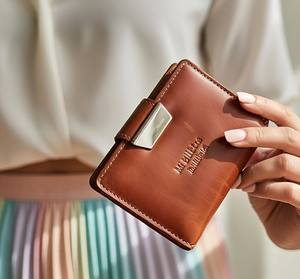 Cartera de mano de cuero genuino elegante y elegante para mujer de esencia elegante de longitud corta disponible a un precio asequible - Product Image 3