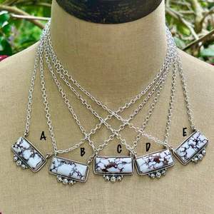 Collar de plata turquesa caballo salvaje hecho a mano, joyería de estilo bohemio minimalista - Product Image 2