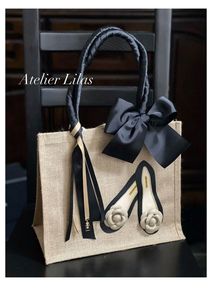 Sac fourre-tout en jute de créateur en gros avec nœud en ruban et applique de chaussure 3D en naturel et noir, fabriqué en jute avec des accents en satin - Product Image 2