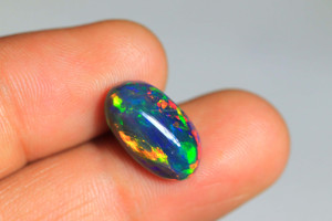 Incroyable pierre précieuse d'opale éthiopienne semi-précieuse forme ovale pierre lisse polie cabochon d'opale noire taille 4-8 carat - Product Image 4