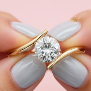 Anillo de Compromiso con Corte Redondo, Oro de 14K, Anillo de Novia Moderno con Solitario Abierto - Product Image 2