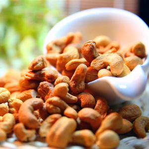 Factory Producing <b>Roasted</b> Salted Shelled Cashew Nuts W320 Vietnam High Quality Split Cashew Kernels Organic Export to the Europe - Product Image 3