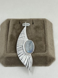 Venta al por mayor 925 hoja de plata esterlina diseño Arco Iris piedra lunar colgante estilo bohemio plata encanto fino hecho a mano joyería de diseñador - Product Image 3