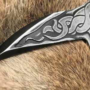 Hache de survie multi-usage artisanale en acier industriel à haute teneur en carbone, manche en bois naturel, cuir - Product Image 4