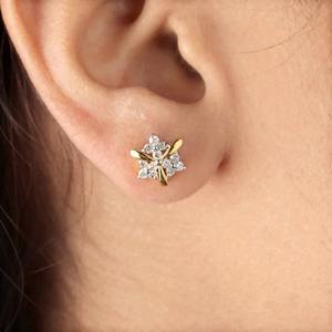 Pendientes de Botón con Diseño Floral Chapados en Oro, Elegantes con Diseño de Pétalos Cruzados y Brillantes Piedras de Moissanita, Pendientes Elegantes - Product Image 2