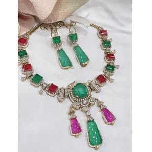 Conjunto de Collar y Aretes de Diseño de Alta Calidad, Chapado en Oro, Estilo Fusion, para Bodas, Colección Moderna para Mujer - Product Image 3