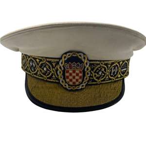 C'est une casquette de bureau blanche à visière avec un emblème du blason croate. - Product Image 5