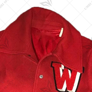 Chaqueta universitaria de lana roja para hombre con mangas a rayas blancas Chaqueta de bombardero universitaria de estilo Letterman con parche de chenilla y dobladillo acanalado - Product Image 3