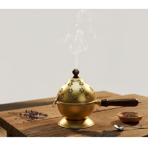 Maravilloso quemador de incienso de latón inspirado, con base elevada y parte superior tallada, diseñado para rituales de bakhoor y presentación elegante. - Product Image 2