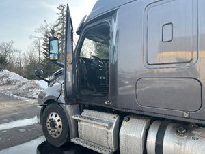 MarchExpo Retour pour 2019/2021 Freightlinerr tracteur couchette dans des camions légers d'occasion à transmission automatique 299,117 Miles - Product Image 5