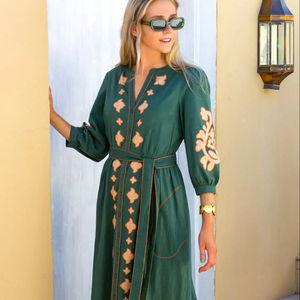 Vestido de fiesta hecho a mano para mujer, vestido ucraniano de diseñador con cuello en V bordado de tres cuartos - Product Image 2