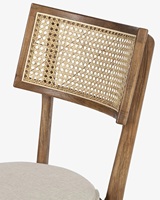 Chaise de salle à manger latérale moderne en acajou avec cadre en bois massif de style rétro, dossier en rotin tressé et tissu crème, idéale pour appartement et atelier