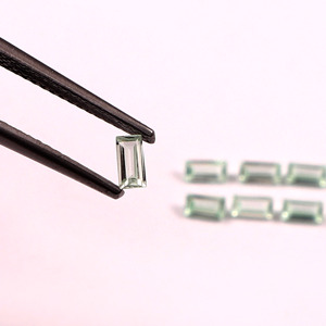 พลอยแซฟไฟร์มิ้นท์เพาะเลี้ยงในห้องปฏิบัติการ ขนาด 1.5x3 มม. ทรงบาแกตต์ เจียระไนแบบเหลี่ยม  ปรับขนาดได้  พร้อมใบรับรอง สำหรับทำเครื่องประดับ ขายส่ง - Product Image 2