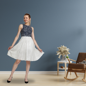 Vestido azul marino y blanco adornado con lentejuelas con falda de tul y diseño sin mangas perfecto para cócteles y ocasiones - Product Image 2